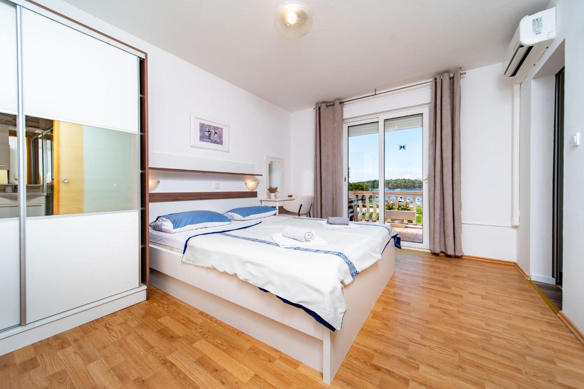 Guesthouse Mira Rab Town Esterno foto