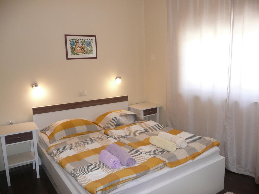 Guesthouse Mira Rab Town Esterno foto