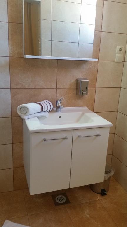 Guesthouse Mira Rab Town Esterno foto