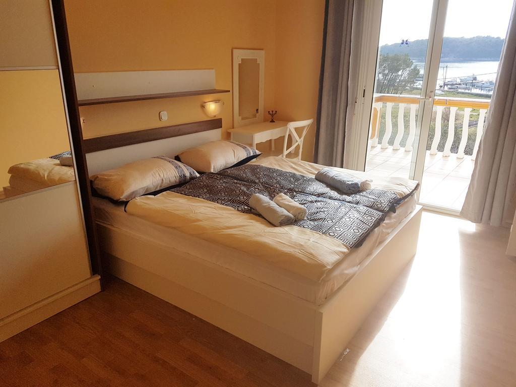 Guesthouse Mira Rab Town Esterno foto