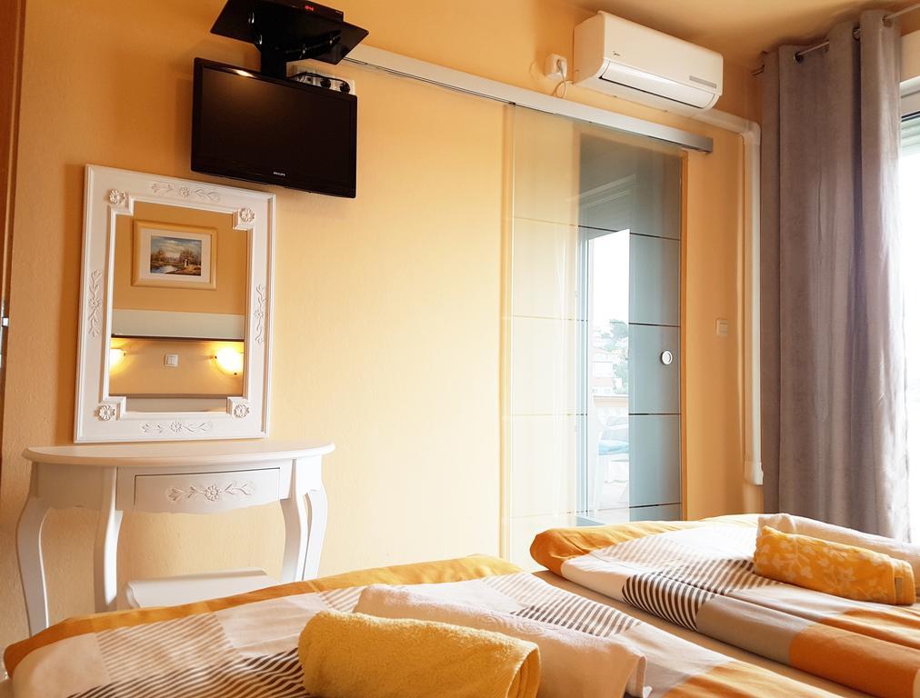 Guesthouse Mira Rab Town Esterno foto